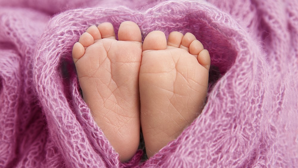 Babyfødder svøbt i tæppe - fødselsforløb